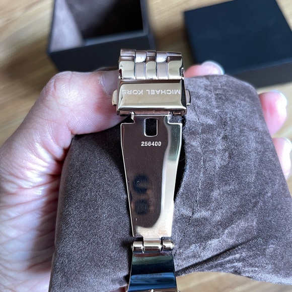 Michael Kors Women's MK5569 Lexington Rose Gold-Tone Stainless Steel Watch - Picture 9 of 9